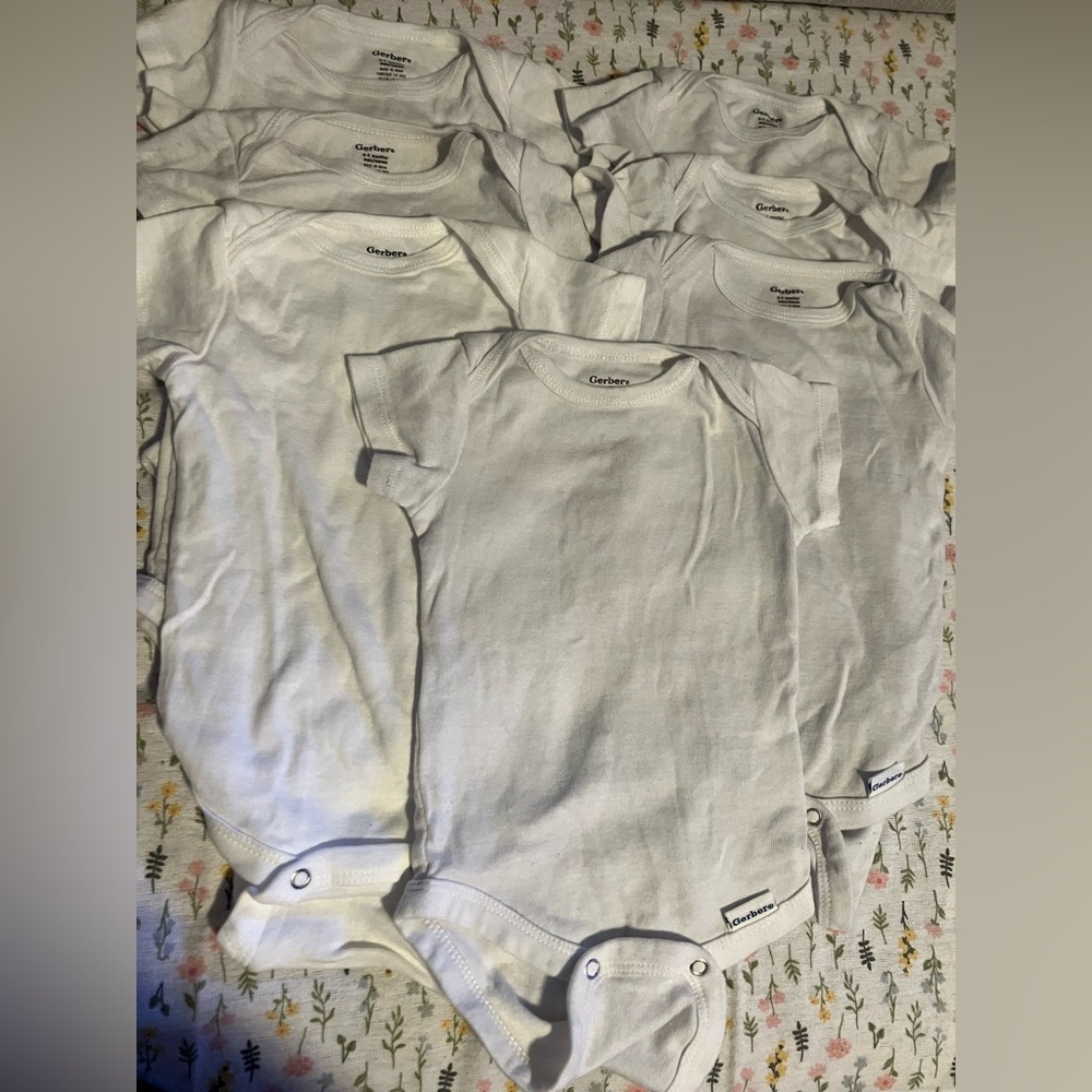 ⭐️ 7 Gerber ⭐️ White Baby Bodysuits Bundle Lot 0-3 months